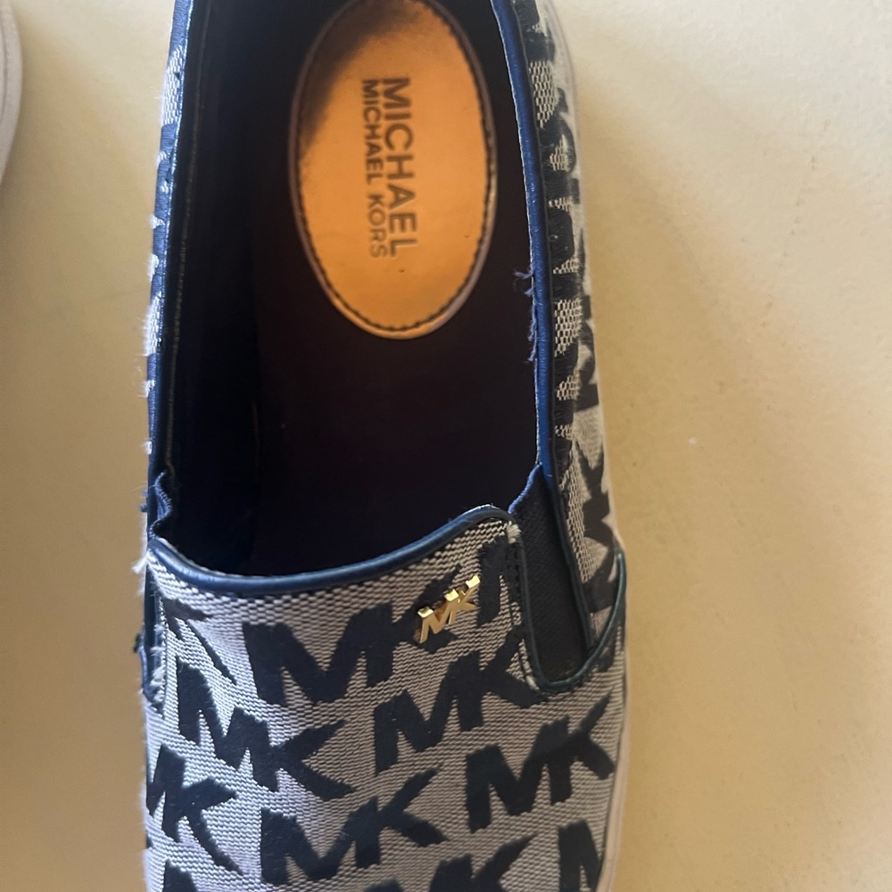 Michael Korrs Keaton MK Men’s(or Women’s) SlipOn Shoes Size 9-1/2 Navy MK letter